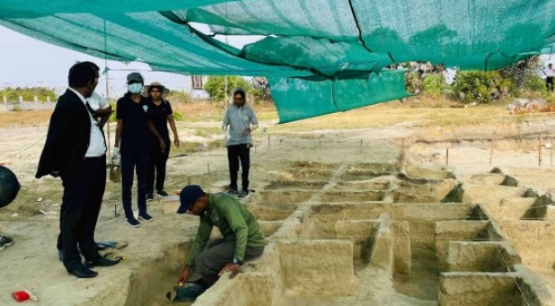 யாழ்ப்பாணம் - செம்மணி மனிதப் புதைகுழியில் மேலும் 06 எலும்புக் கூடுகள் இன்று (16) அடையாளம் காணப்பட்டன.