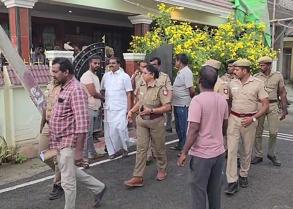 தமிழக முதல்வர் விஜய் குறித்து சர்ச்சைக்குரிய வகையில் பேசிய வழக்கில், விளாத்திகுளம் தொகுதி திமுக சட்டமன்ற உறுப்பினர் ஜி.வி.மார்க்கண்டேயன் இன்று (ஜூலை 20) காலை அவரது இல்லத்தில் வைத்து கைது செய்யப்பட்டார்.