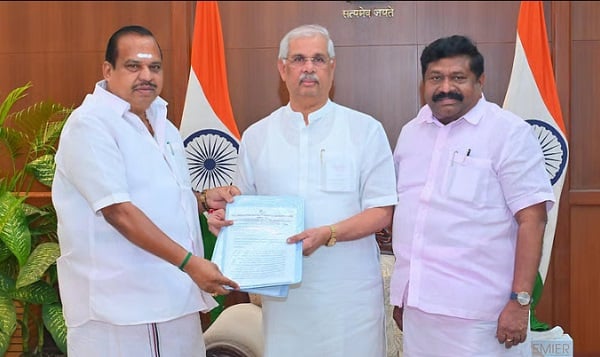 தமிழக அரசியலில் அரங்கேறும் குதிரை பேரத்தை தடுக்கு மாறுகோரி ஆளுநர் அர்லேகரிடம் , அதிமுகவினர் இன்று முறைப்பாட்டு மனு கையளித்தனர்.