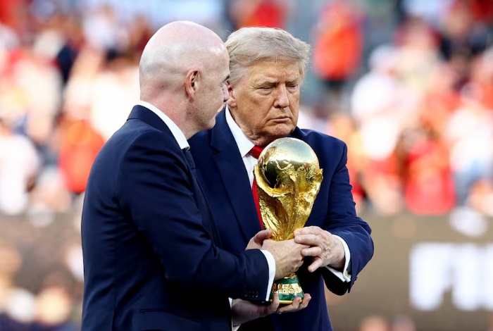 2026 FIFA உலகக்கோப்பை இறுதிப்போட்டி முடிந்த பிறகு நடைபெற்ற சாம்பியன் பட்டத்திற்கான கோப்பை மற்றும் பதக்கங்கள் வழங்கும் விழாவில், அமெரிக்க ஜனாதிபதி டொனால்ட் டிரம்ப் (Donald Trump) மற்றும் FIFA தலைவர் ஜியானி இன் பான்டினோ ஆகியோர் மைதானத்திற்குள் வந்தபோது, அரங்கத்தில் இருந்த ரசிகர்கள் கூச்சலிட்டு தங்களது எதிர்ப்பைப் பதிவு செய்தனர்.