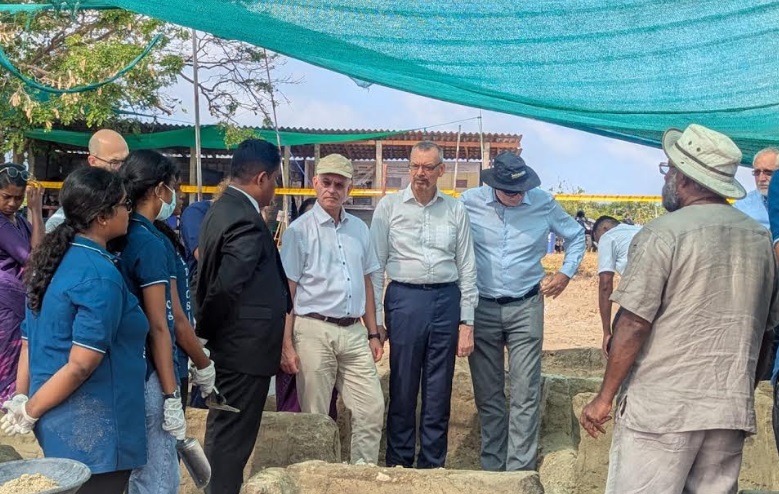 யாழ்ப்பாணம் - செம்மணி, சித்துப்பாத்தி இந்து மயானத்தில் மேற்கொள்ளப்பட்டு வரும் மனிதப் புதைகுழி அகழ்வு நடவடிக்கைகளை ஐரோப்பிய ஒன்றியத்தின் தூதுவர் மற்றும் பிரான்ஸ், இத்தாலி, ஜேர்மனி, நெதர்லாந்து நாட்டுத் தூதுவர்கள் உள்ளிட்ட 8 உறுப்பினர்களைக் கொண்ட உயர்மட்டப் பிரதிநிதிகள் குழுவினர் இன்று புதன்கிழமை நேரில் பார்வையிட்டனர்.