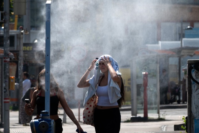 A severe heatwave that has gripped Europe has killed more than 1,000 people in Spain, officials say.