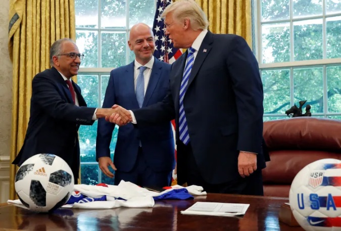 சர்வதேச கால்பந்து சம்மேளனமான பீபாவின் (FIFA) உலகக்கோப்பை மற்றும் பிற முக்கிய தொடர்களின் பங்குகளை விற்பனை செய்ய அந்த அமைப்பு முன்வைத்துள்ள திட்டத்திற்கு எதிர்ப்பு தெரிவித்து, பீபா தலைவர் ஜிஅன்னி இன்ஃபான்டினோவின் மூத்த ஆலோசகர் கார்லோஸ் கார்டிரோ (Carlos Cordeiro) தனது பதவியை ராஜினாமா செய்துள்ளார்.