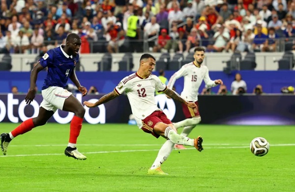டல்லாஸ் மைதானத்தில் நடைபெற்ற FIFA உலகக் கோப்பை 2026 அரையிறுதிப் போட்டியில், ஸ்பெயின் அணி ஒருபுறம் பிரான்ஸின் தாக்குதல்களை முறியடித்தும், மறுபுறம் அவர்களுக்குத் தகுந்த பதிலடி கொடுத்தும் அபார வெற்றி பெற்றது.