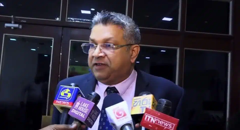 நீர்கொழும்பு சிறைச்சாலையில் ஏற்பட்ட மோதல் சம்பவம் தனக்கு பெரும் கவலையளிப்பதாகத் தெரிவித்துள்ள நீதி அமைச்சர் ஹர்ஷன நாணயக்கார, அந்த நிறுவனத்திற்குப் பொறுப்பான அமைச்சர் என்ற வகையில் இச்சம்பவத்திற்கான பொறுப்பைத் தான் ஏற்றுக்கொள்ள வேண்டும் என்றும் கூறியுள்ளார்.