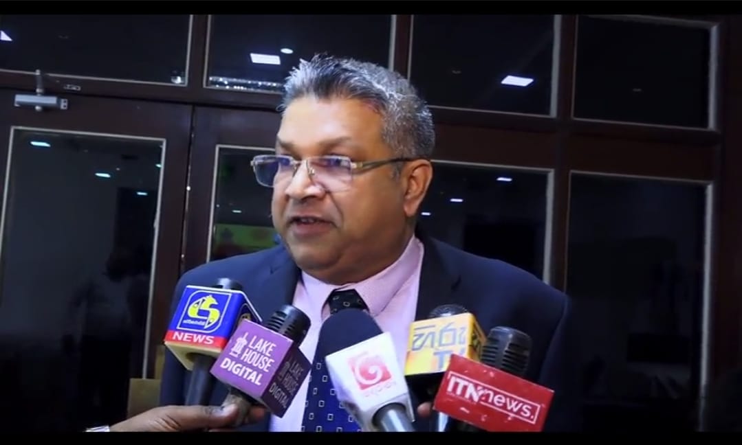 நீர்கொழும்பு சிறைச்சாலையில் ஏற்பட்ட மோதல் சம்பவம் தனக்கு பெரும் கவலையளிப்பதாகத் தெரிவித்துள்ள நீதி அமைச்சர் ஹர்ஷன நாணயக்கார, அந்த நிறுவனத்திற்குப் பொறுப்பான அமைச்சர் என்ற வகையில் இச்சம்பவத்திற்கான பொறுப்பைத் தான் ஏற்றுக்கொள்ள வேண்டும் என்றும் கூறியுள்ளார்.