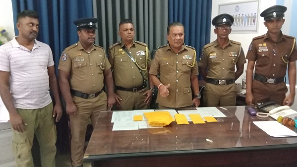 வாசனைச் சோப்புக்குள் நூதனமான முறையில் மறைத்து வைத்து, யாழ்ப்பாணம் நகர்ப் பகுதியில் விற்பனைக்காக ஹெரோயின் போதைப்பொருளைக் கடத்திச் சென்ற நபர் ஒருவர் யாழ். பொலிஸ் போதைப்பொருள் ஒழிப்புப் பிரிவினரால் கைது செய்யப்பட்டுள்ளார்.