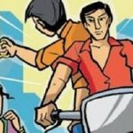 யாழ்ப்பாணம், கஸ்தூரியார் வீதியில் வைத்து மூதாட்டி ஒருவரின் கழுத்தில் இருந்த இரண்டரை பவுண் தங்கச் சங்கிலி அறுக்கப்பட்டுள்ள சம்பவம் அப்பகுதியில் பெரும் பரபரப்பை ஏற்படுத்தியுள்ளது.