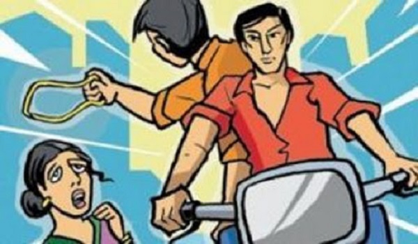 யாழ்ப்பாணம், கஸ்தூரியார் வீதியில் வைத்து மூதாட்டி ஒருவரின் கழுத்தில் இருந்த இரண்டரை பவுண் தங்கச் சங்கிலி அறுக்கப்பட்டுள்ள சம்பவம் அப்பகுதியில் பெரும் பரபரப்பை ஏற்படுத்தியுள்ளது.