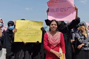 அலி கமேனியின் இறுதி பிரார்த்தனையின் போது முகமூடி அணிந்து காணப்பட்ட மர்ம நபர் யார்?