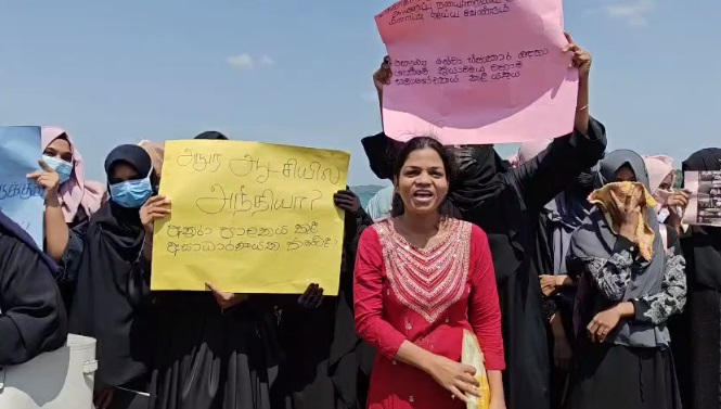 சுகாதாரப் பணி உதவியாளர் ஆட்சேர்ப்பு நடைமுறையை மீளாய்வு செய்யக்கோரி கிழக்கு மாகாண முதலமைச்சர் செயலகத்திற்கு முன்பாக இன்று (13) மாபெரும் கண்டன ஆர்ப்பாட்டமொன்று முன்னெடுக்கப்பட்டது.