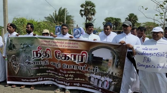 யாழ்ப்பாணம், செம்மணி – சித்துப்பாத்தி இந்து மயானத்தில் படுகொலை செய்யப்பட்டுப் புதைக்கப்பட்டுள்ள உறவுகளுக்கு நீதி கோரி, யாழ்ப்பாணம் மறைமாவட்ட நீதி சமாதான ஆணைக்குழுவின் ஏற்பாட்டில் அமைதிப் போராட்டம் ஒன்று இன்று வியாழக்கிழமை செம்மணிப் பகுதியில் முன்னெடுக்கப்பட்டது.