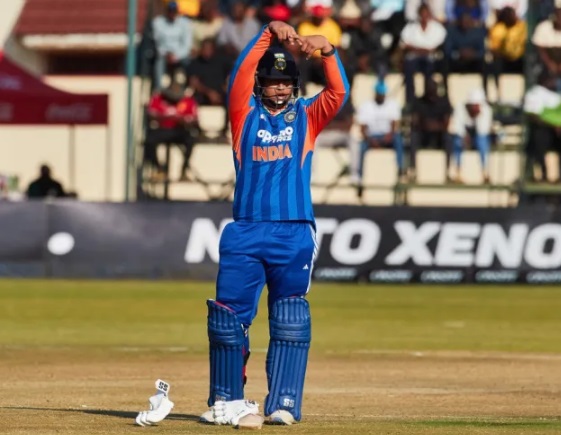 ஹராரேவில் நடைபெற்ற ஜிம்பாப்வேக்கு எதிரான முதல் T20 போட்டியில், இந்திய அணியின் இளம் நட்சத்திரமான வைபவ் சூர்யவன்ஷி தனது முதல் சர்வதேச T20 அரைசதத்தைப் பதிவு செய்து, அணியின் 7 விக்கெட் வித்தியாசத்திலான வெற்றிக்கு வித்திட்டார்.