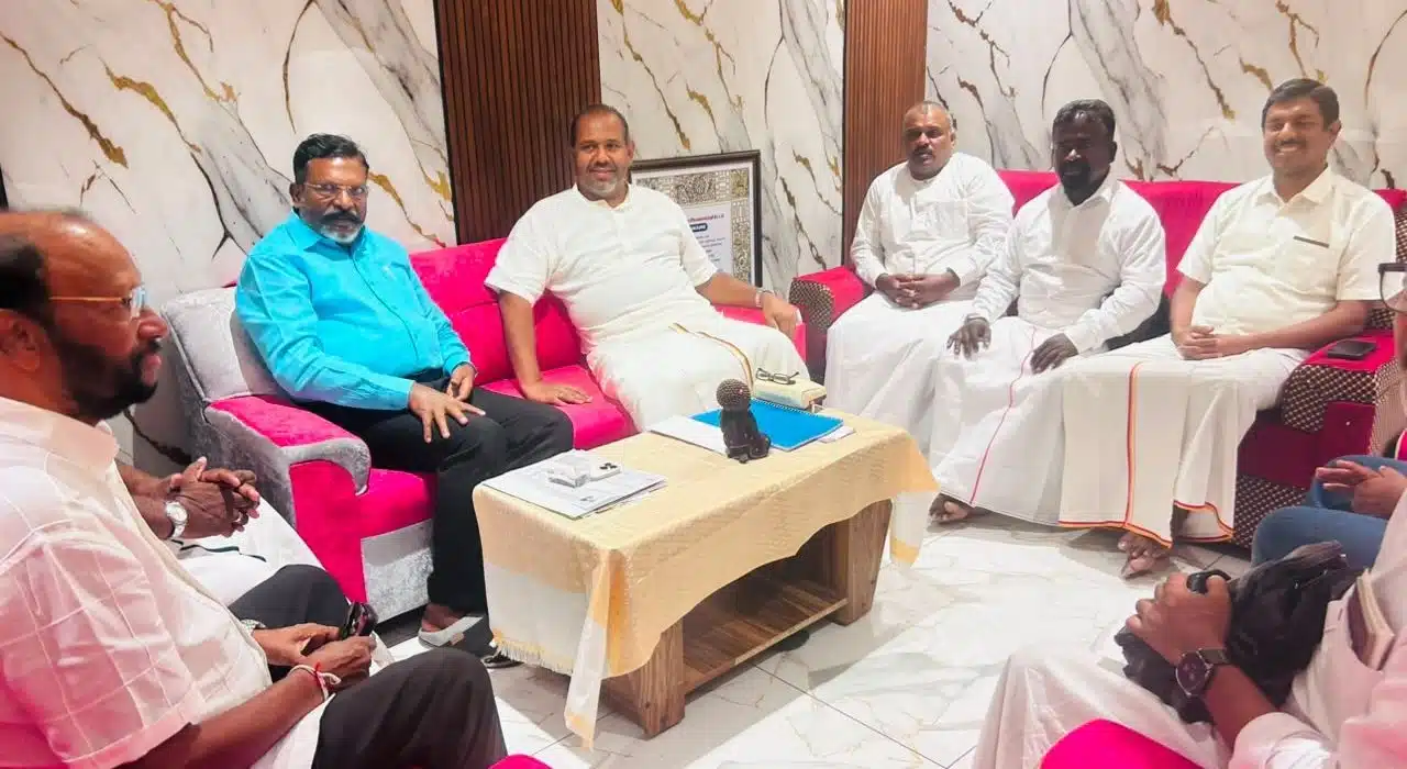 தமிழ்த் தேசியப் பேரவையின் தலைவர் கஜேந்திரகுமார் பொன்னம்பலம் தலைமையிலான ஏழு பேர் கொண்ட விசேட தூதுக்குழுவினர், விடுதலைச் சிறுத்தைகள் கட்சியின் தலைவரும் நாடாளுமன்ற உறுப்பினருமான தொல். திருமாவளவனை நேற்று சென்னையில் சந்தித்துக் கலந்துரையாடலை மேற்கொண்டனர்.