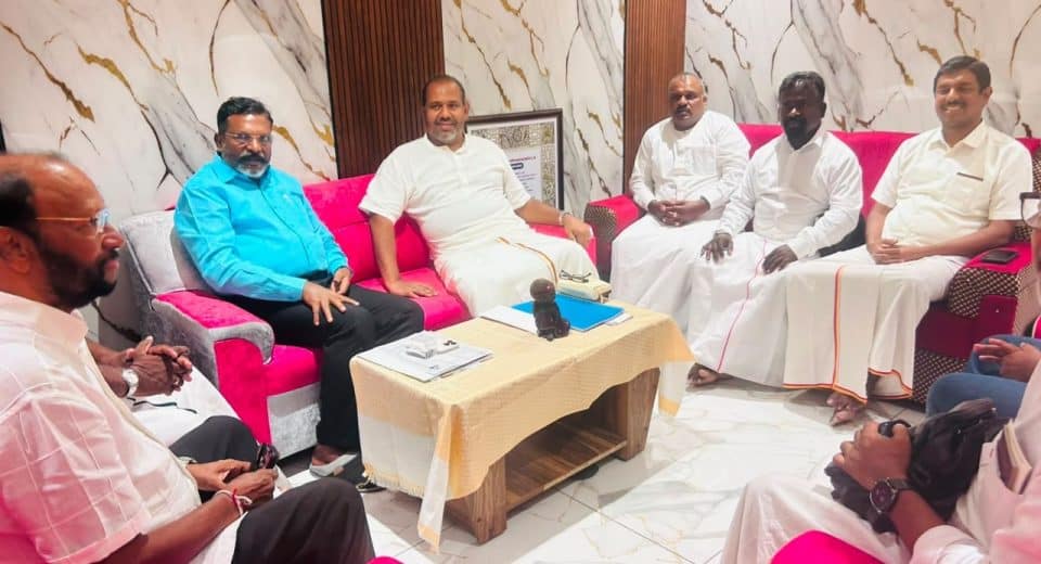 தமிழ்த் தேசியப் பேரவையின் தலைவர் கஜேந்திரகுமார் பொன்னம்பலம் தலைமையிலான ஏழு பேர் கொண்ட விசேட தூதுக்குழுவினர், விடுதலைச் சிறுத்தைகள் கட்சியின் தலைவரும் நாடாளுமன்ற உறுப்பினருமான தொல். திருமாவளவனை நேற்று சென்னையில் சந்தித்துக் கலந்துரையாடலை மேற்கொண்டனர்.