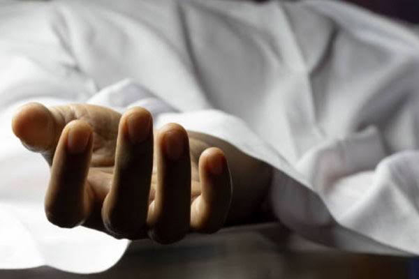 நுவரெலியா மாவட்டம், தலவாக்கலை - லிந்துலை பொலிஸ் பிரிவுக்குட்பட்ட பாமஸ்டன் , ரட்னகிரிய தோட்டத்தில் குளவிக்கொட்டுக்கு இலக்காகி இன்று (31) தோட்டத் தொழிலாளியொருவர் உயிரிழந்துள்ளார்.