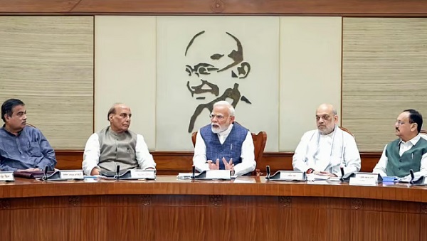 தேர்வு வினாத்தாள் கசிந்தால், அதற்கு காரணமானவர்களுக்கு 10 ஆண்டுகள் வரை சிறைத் தண்டனையும், 10 கோடி ரூபா (இந்திய மதிப்பில்) அபராதமும் விதிக்க வகை செய்யும் சட்டத் திருத்தத்துக்கு மத்திய அமைச்சரவை அனுமதி வழங்கியுள்ளது.