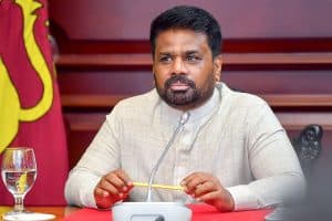 நடு கடலில் தீப்பிடித்து எரிந்த படகு – நீரில் தத்தளித்த நூற்றுக்கணக்கானோர் மீட்பு