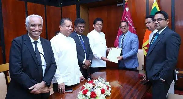 " வழக்குத் தாமதங்கள் காரணமாக இலங்கையின் நீதிமன்ற முறைமையில் தற்போது தேங்கிக் கிடக்கும் மொத்த வழக்குகளின் எண்ணிக்கை 1.1 மில்லியனுக்கும் அதிகம் என நீதி மற்றும் தேசிய ஒருமைப்பாட்டு அமைச்சின் தரவு அறிக்கைகள் சுட்டிக்காட்டியுள்ளன.