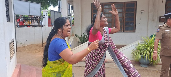 காணாமல்போன ஆள்கள் பற்றிய அலுவலகத்தின் (ஓ.எம்.பி.) ஏமாற்று நாடகம் இனியும் வேண்டாம் எனவும், இராணுவத்தினரின் கையில் ஒப்படைக்கப்பட்ட எமது உறவுகளுக்கு என்ன நடந்தது? எனக் கோரியும் வடக்கு - கிழக்கு வலிந்து காணாமல் ஆக்கப்பட்டோரின் உறவுகள் சங்கத்தின் ஏற்பாட்டில் யாழ்ப்பாணத்தில் இன்று மாபெரும் கவனவீர்ப்புப் போராட்டம் முன்னெடுக்கப்பட்டது.