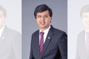 பாலி தீவு அருகே  தீப்பற்றி எரிந்த படகு – உயிருக்கு பயந்து கடலில் குதித்த பயணிகள்