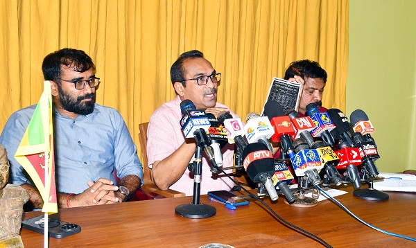 இந்தியாவில் அகதிகளாக வாழும் இலங்கைப் பிரஜைகள் எவ்வித விசாரணைகளுக்கோ அல்லது கைதுகளுக்கோ உள்ளாகாமல், நாட்டின் எந்தவொரு சர்வதேச விமான நிலையத்தினூடாகவும் பாதுகாப்பாக தாயகம் திரும்புவதற்கு தேவையான சட்டரீதியான தளர்வுகள் மேற்கொள்ளப்பட்டுள்ளதாக அமைச்சர் பிமல் ரத்நாயக்க தெரிவித்தார்.