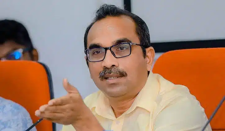 புதிய அரசமைப்ப இயற்றுவது என்பது ஒரு நீண்டகால வழிமுறையாகும் என்றும், தற்போதைய அத்தியாவசியத் தேவைகளைக் கருத்திற் கொண்டே 22ஆவது அரசமைப்புத் திருத்தச் சட்டமூலம் கொண்டுவரப்படுவதாகவும் சபை முதல்வரும் அமைச்சருமான பிமல் ரத்நாயக்க தெரிவித்தார்.