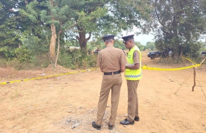 கிளிநொச்சி பொலிஸ் பிரிவுக்குட்பட்ட இரணைமடு குளக்கரையை அண்டிய பகுதியில், எரிந்த நிலையில் ஆணின் சடலம் ஒன்று கண்டெடுக்கப்பட்டுள்ளது.