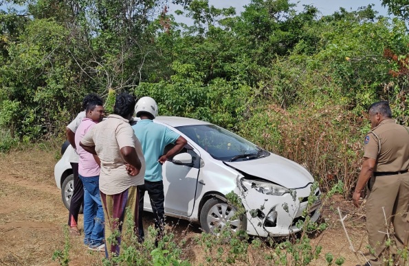 திருகோணமலை - மொரவெவ பொலிஸ் பிரிவுக்குட்பட்ட தம்பவெவ காட்டுப்பகுதியில் சொகுசு கார் ஒன்றை நிறுத்திவிட்டுத் தப்பியோடிய சந்தேகநபர்களைக் கைது செய்ய மொரவெவ பொலிஸார் தீவிர விசாரணைகளை ஆரம்பித்துள்ளனர்.