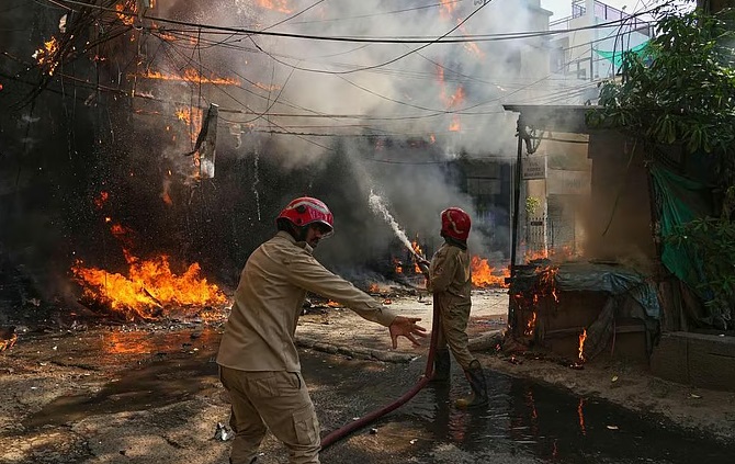 மேற்கு வங்க மாநிலத்தின் கொல்கத்தா நகரில் ஹோட்டல் ஒன்றில் இன்று அதிகாலை ஏற்பட்ட தீ விபத்தில் சிக்கி 9 பேர் உயிரிழந்தனர். பலர் காயமடைந்தனர்.