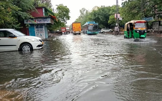 தலைநகர் டெல்லியில் கனமழை காரணமாக நகரின் பல்வேறு பகுதிகளில் உள்ள முக்கிய சந்திப்புகள் மற்றும் தாழ்வான பகுதிகளில் மழை வெள்ளம் சூழ்ந்துள்ளது.