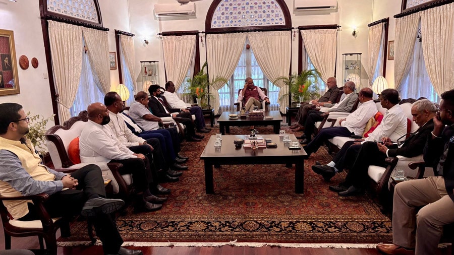 புதிய அரசியலமைப்பு உருவாக்க விவகாரத்தில் மிகுந்த கவனத்துடன் செயற்பட வேண்டும் என்று இலங்கைக்கான இந்தியத் தூதுவர் சந்தோஷ் ஜா, ஆறு தமிழ்ப்பேசும் 6 கட்சிகளின் பிரதிநிதிகளிடம் தெரிவித்துள்ளார்.