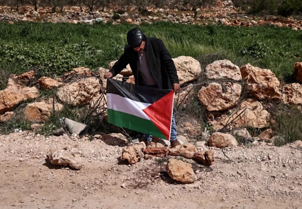 ஆக்கிரமிக்கப்பட்ட மேற்குக் கரைப் பகுதியை (West Bank) இரண்டாகப் பிரிக்கும் வகையில், 'E1' குடியிருப்புத் திட்டத்தின் கீழ் 1,200 க்கும் மேற்பட்ட புதிய வீடுகளைக் கட்டுவதற்கான நடவடிக்கையை இஸ்ரேல் ஆரம்பித்துள்ளது.