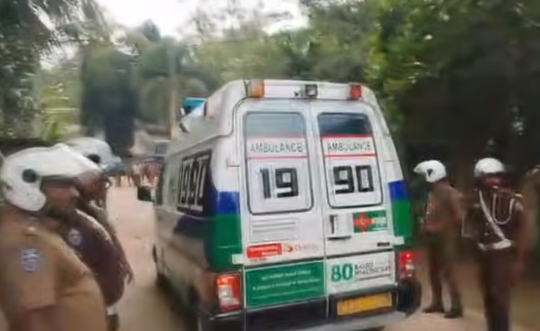மஹர சிறைச்சாலைக்குள் இன்று மாலை ஏற்பட்ட பதற்றமான சூழ்நிலையில் 4 கைதிகள் காயமடைந்துள்ளனர் என தகவல் வெளியாகியுள்ளது.