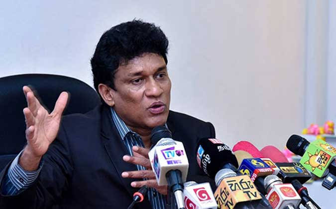 நீதிபதிகளின் ஓய்வுபெறும் வயதெல்லையை உயர்த்தும் திட்டத்தை அரசாங்கம் உடனடியாகக் கைவிட வேண்டும் எனத் தமிழ் முற்போக்குக் கூட்டணியின் தலைவரும் நாடாளுமன்ற உறுப்பினருமான மனோ கணேசன் வலியுறுத்தியுள்ளார்.