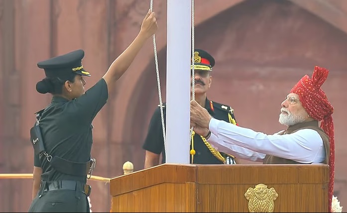 இந்தியாவின் 80வது சுதந்திர தினத்தை முன்னிட்டு டெல்லி செங்கோட்டையில் பிரதமர் நரேந்திர மோடி மூவர்ண தேசியக்கொடியை ஏற்றி நாட்டு மக்களுக்கு உரையாற்றினார்.