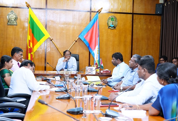 யாழ்ப்பாண மாவட்டத்தில் அண்மைக் காலமாக தவறான முடிவெடுத்து உயிரிழக்கும் சம்பவங்கள் கவலைக்கிடமாக அதிகரித்து வருகின்ற நிலையில், அவற்றைத் தடுப்பதற்கான துரித நடவடிக்கைகளை உடனடியாக ஆரம்பிப்பதுடன், அதற்கான ஒருங்கிணைந்த கட்டமைப்புகளை மீளச் செயற்பாட்டு நிலைக்குக் கொண்டுவர விரைவான நடவடிக்கைகளை மேற்கொள்ளுமாறு வடக்கு மாகாண ஆளுநர் நா.வேதநாயகன் பணிப்புரை வழங்கினார்.