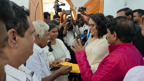 வடக்கு மற்றும் கிழக்கு மாகாணங்களில் பாதுகாப்புப் படைகளால் கையகப்படுத்தப்பட்டுள்ள பொதுமக்களின் பூர்வீகக் காணிகளை விரைவாக விடுவிக்குமாறு கோரி, வடக்கு - கிழக்கு காணி இழந்த மக்கள் குரல் அமைப்பினரால் பிரதமர் கலாநிதி ஹரிணி அமரசூரியவிடம் மகஜர் கையளிக்கப்பட்டது.