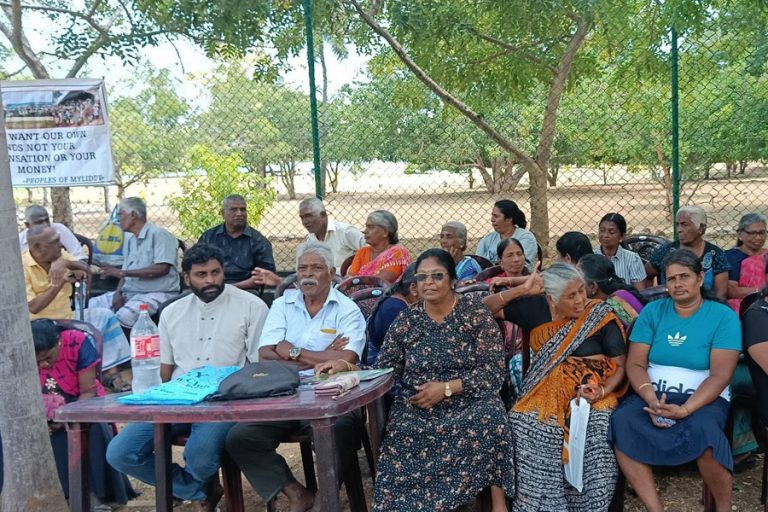படையினரின் ஆக்கிரமிப்பில் உள்ள தமது காணிகளை விடுவிக்கக் கோரி, வலிகாமம் வடக்கு மக்கள் இன்று தொடர்ந்து 17வது வாரமாக போராட்டத்தை முன்னெடுத்தனர்.