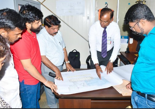 யாழ்ப்பாணம் பலாலி விமான நிலையத்தில் முன்னெடுக்கப்பட்டு வரும் அபிவிருத்திப் பணிகளை கடற்றொழில், நீரியல் மற்றும் கடல்வளங்கள் அமைச்சர் இராமலிங்கம் சந்திரசேகரன் நேரில் பார்வையிட்டு, பணிகளின் முன்னேற்றம் தொடர்பாக துறைசார் அதிகாரிகளுடன் விரிவான கலந்துரையாடலை மேற்கொண்டார்.