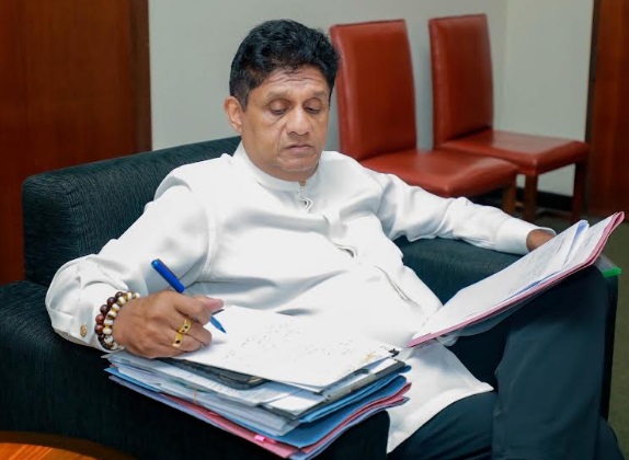 எதிர்க்கட்சித் தலைவர் சஜித் பிரேமதாஸ இன்று புதன்கிழமை நாடாளுமன்றத்தில் அமைந்துள்ள எதிர்க்கட்சித் தலைவர் அலுவலகத்தில், எதிர்க்கட்சியைப் பிரதிநிதித்துவப்படுத்தும் தமிழ் மற்றும் முஸ்லிம் நாடாளுமன்ற உறுப்பினர்களைச் சந்தித்துக் கலந்துரையாடினார்.