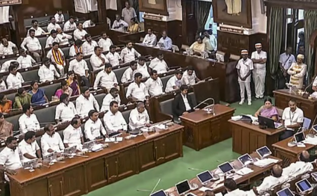 ‘‘​கர்​நாடக மாநிலத்​தில் 3 தமிழர்​கள் சுட்​டுக் கொல்​லப்​பட்​டது குறித்து சிபிஐ விசா​ரணை நடத்த வேண்​டும்’’ என்று தமிழக சட்​டப்​பேர​வை​யில் உறுப்​பினர்​கள் வலி​யுறுத்​தி​னர்.