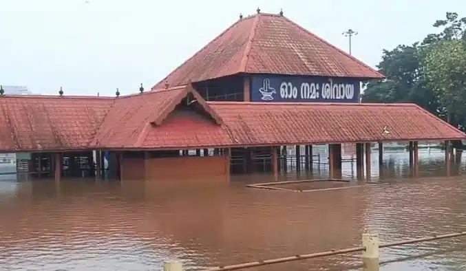 கேரளாவில் தொடர்ந்து பெய்து வரும் கனமழை காரணமாக வெள்ளப்பெருக்கு அதிகரித்துள்ளதை அடுத்து, 10 மாவட்டங்களில் உள்ள பாடசாலைகளுக்கு விடுமுறை அளிக்கப்பட்டுள்ளது.