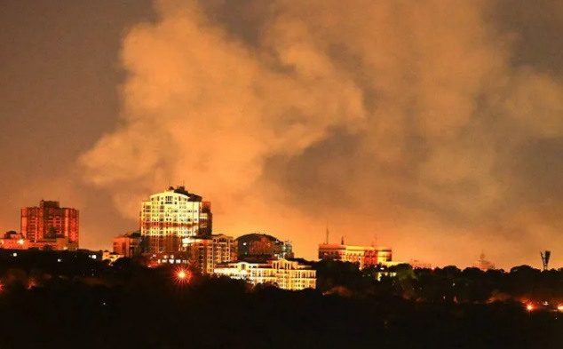 உக்ரைன் தலைநகர் கிய்வ் (Kyiv) மற்றும் அதனைச் சுற்றியுள்ள பிராந்தியங்களைக் இலக்கு வைத்து ரஷ்யா இரவோடிரவாக நடத்திய விண்கணைத் (Missile) தாக்குதல்களில் குறைந்தது 5 பேர் உயிரிழந்துள்ளதுடன், 23 பேர் காயமடைந்துள்ளதாக உக்ரைன் அதிகாரிகள் தெரிவித்துள்ளனர்.