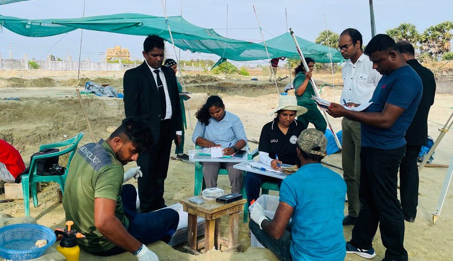 யாழ்ப்பாணம்- செம்மணி சித்துப்பாத்தி மனிதப் புதைகுழியில், இருந்து நேற்று 10 மனித எலும்புக்கூடுகள் அடையாளம் காணப்பட்டுள்ளன.