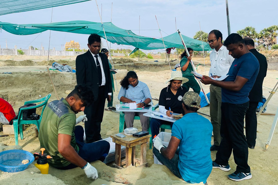 யாழ்ப்பாணம்- செம்மணி சித்துப்பாத்தி மனிதப் புதைகுழியில், இருந்து நேற்று 10 மனித எலும்புக்கூடுகள் அடையாளம் காணப்பட்டுள்ளன.