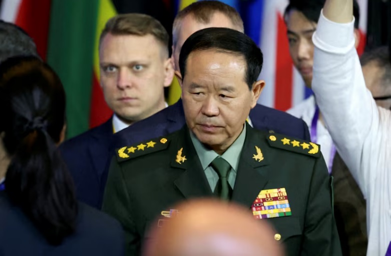 சீனாவின் மத்திய ராணுவ ஆணைக்குழு (Central Military Commission) பதவிகளிலிருந்து சிரேஷ்ட இராணுவ அதிகாரிகளான ஜாங் யோக்சியா (Zhang Youxia) மற்றும் லியூ ஜென்லி (Liu Zhenli) ஆகியோர் நீக்கப்பட்டுள்ளனர்.