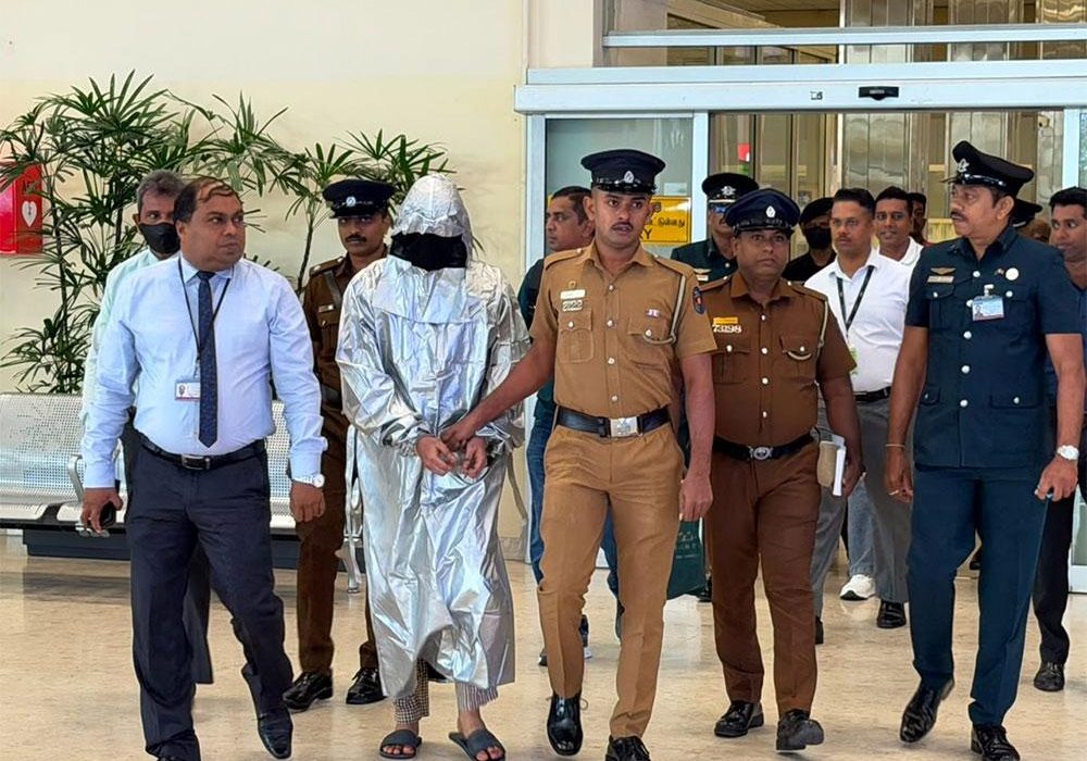 "சமித்புர சது" என அழைக்கப்படும் சதுரங்க பெரேரா எனும் பாதாள உலகக் குழு உறுப்பினரை, ஓமானிலிருந்து இலங்கைக்குக் கொண்டுவந்து மேலதிக விசாரணைகளுக்காக கொழும்பு குற்றப் பிரிவிடம் (CCD) காவல்துறையினர் செவ்வாய்க்கிழமை (18) அதிகாலை ஒப்படைத்துள்ளனர்.