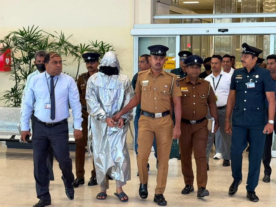 "சமித்புர சது" என அழைக்கப்படும் சதுரங்க பெரேரா எனும் பாதாள உலகக் குழு உறுப்பினரை, ஓமானிலிருந்து இலங்கைக்குக் கொண்டுவந்து மேலதிக விசாரணைகளுக்காக கொழும்பு குற்றப் பிரிவிடம் (CCD) காவல்துறையினர் செவ்வாய்க்கிழமை (18) அதிகாலை ஒப்படைத்துள்ளனர்.