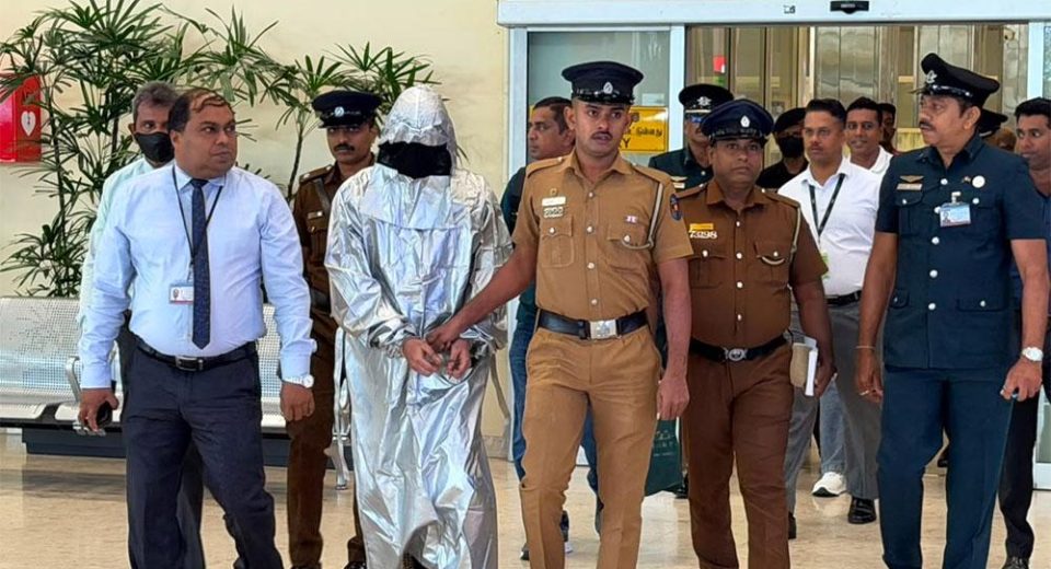 "சமித்புர சது" என அழைக்கப்படும் சதுரங்க பெரேரா எனும் பாதாள உலகக் குழு உறுப்பினரை, ஓமானிலிருந்து இலங்கைக்குக் கொண்டுவந்து மேலதிக விசாரணைகளுக்காக கொழும்பு குற்றப் பிரிவிடம் (CCD) காவல்துறையினர் செவ்வாய்க்கிழமை (18) அதிகாலை ஒப்படைத்துள்ளனர்.